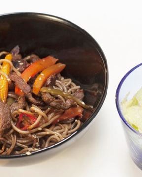 Острая гречневая лапша с говядиной и соевым соусом