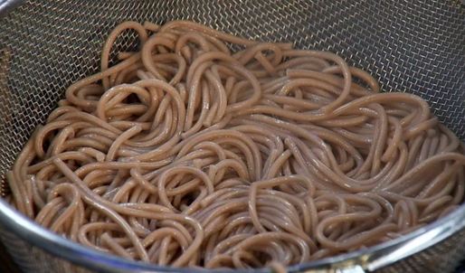 острая гречневая лапша с говядиной и соевым соусом