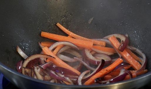 острая гречневая лапша с говядиной и соевым соусом