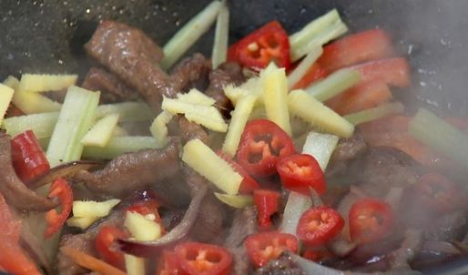 острая гречневая лапша с говядиной и соевым соусом