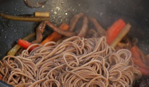 острая гречневая лапша с говядиной и соевым соусом