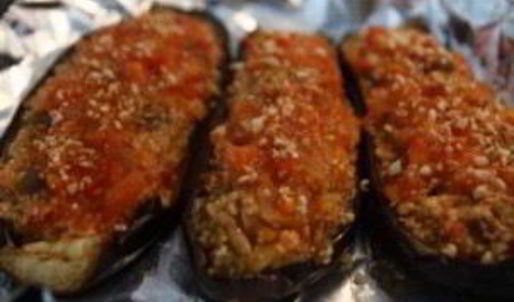 баклажаны на решетке на костре