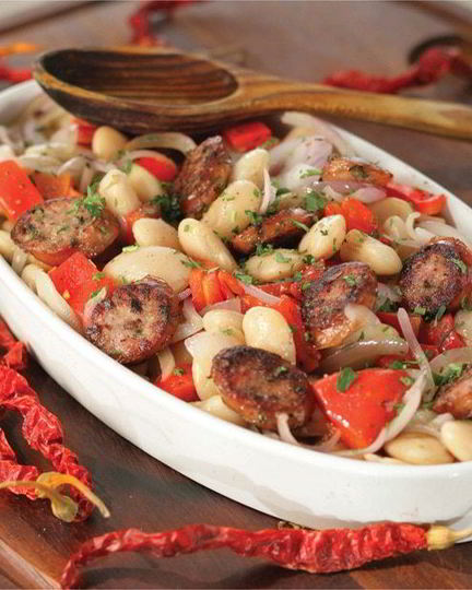 Рецепт белой фасоли, запеченной с красным перцем и острыми колбасками