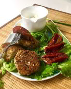 Биточки из фасоли с вялеными томатами