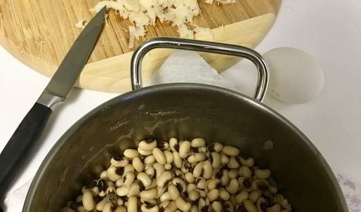 биточки из фасоли с вялеными томатами