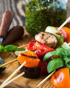 Кабачки с помидорами и баклажанами на шпажках