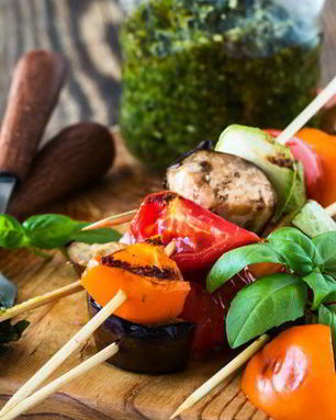 Кабачки с помидорами и баклажанами на шпажках
