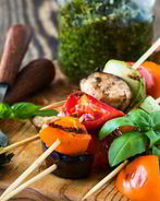 Кабачки с помидорами и баклажанами на шпажках