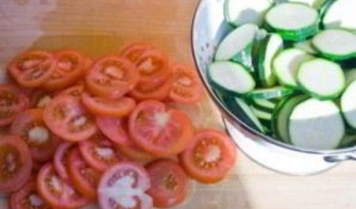 кабачки, запеченные с чесноком и помидорами