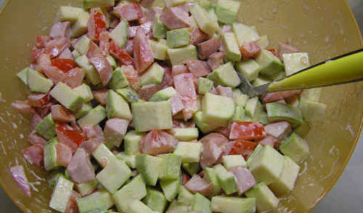 кабачки, запеченные с сосисками и помидорами