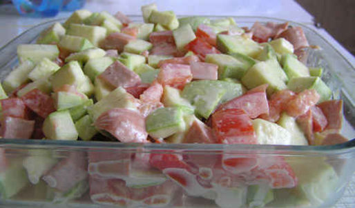 кабачки, запеченные с сосисками и помидорами