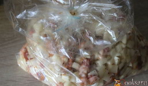 картофель с мясом, запеченный в пакете