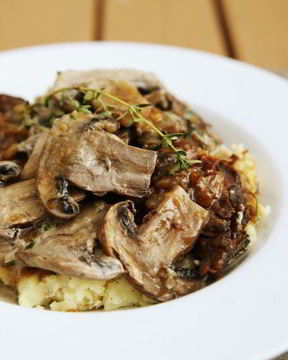 Картофель, тушенный с грибами и луком