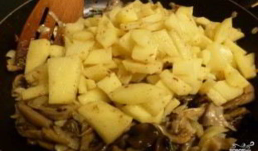 картофель, тушенный с грибами и луком