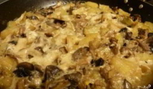 картофель, тушенный с грибами и луком