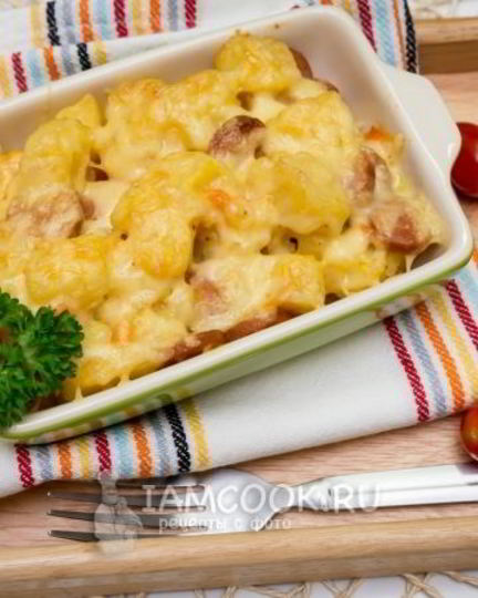 Рецепт картофеля, тушенного с сосисками под сырной шубкой