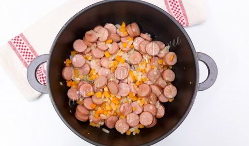 картофель, тушенный с сосисками под сырной шубкой