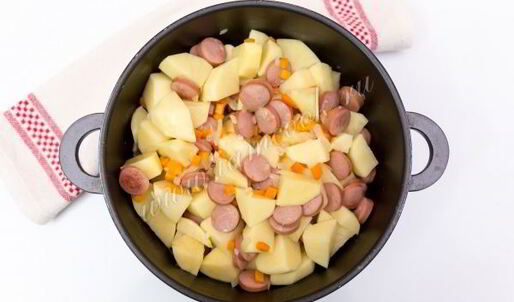 картофель, тушенный с сосисками под сырной шубкой