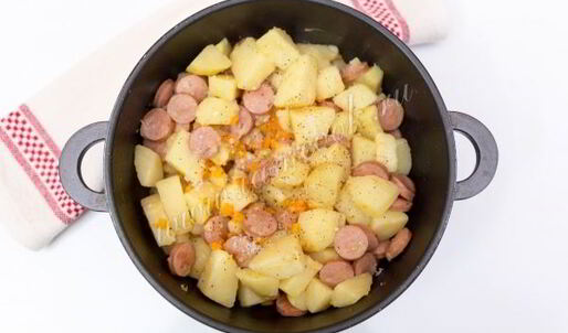 картофель, тушенный с сосисками под сырной шубкой