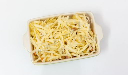 картофель, тушенный с сосисками под сырной шубкой