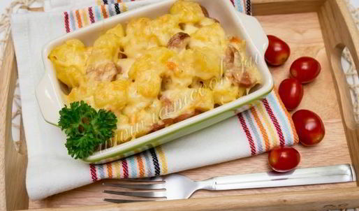 картофель, тушенный с сосисками под сырной шубкой