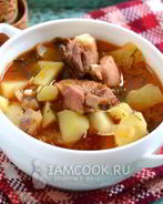 Картофель, тушенный со свиными ребрами в казане