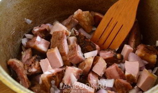 картофель, тушенный со свиными ребрами в казане