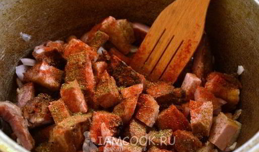 картофель, тушенный со свиными ребрами в казане