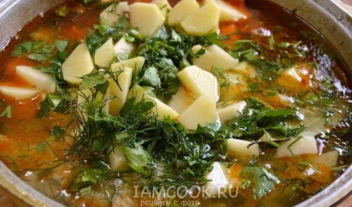 картофель, тушенный со свиными ребрами в казане