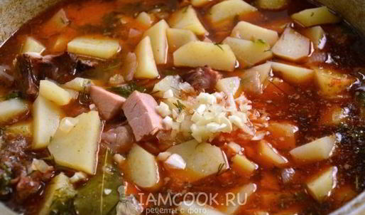 картофель, тушенный со свиными ребрами в казане