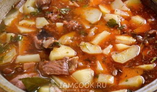 картофель, тушенный со свиными ребрами в казане