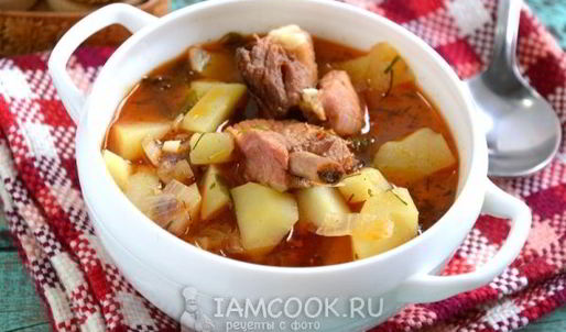 картофель, тушенный со свиными ребрами в казане