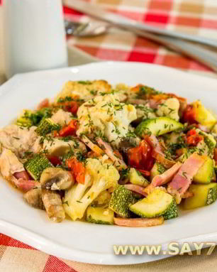 Овощи, запеченные с куриным филе, беконом и грибами