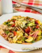 Овощи, запеченные с куриным филе, беконом и грибами