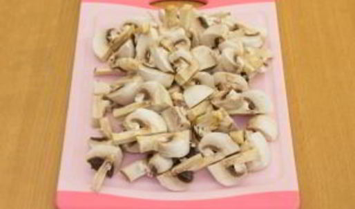 овощи, запеченные с куриным филе, беконом и грибами