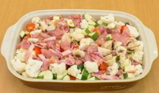 овощи, запеченные с куриным филе, беконом и грибами