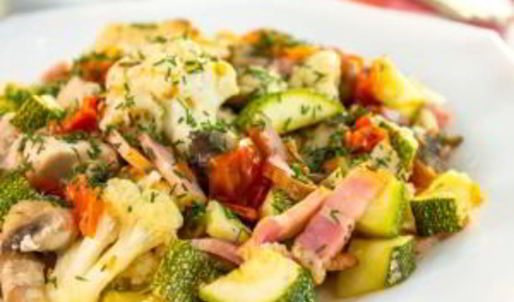 овощи, запеченные с куриным филе, беконом и грибами