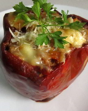 Перец, фаршированный мясом и рисом, в духовке