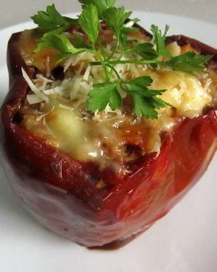 Перец, фаршированный мясом и рисом, в духовке