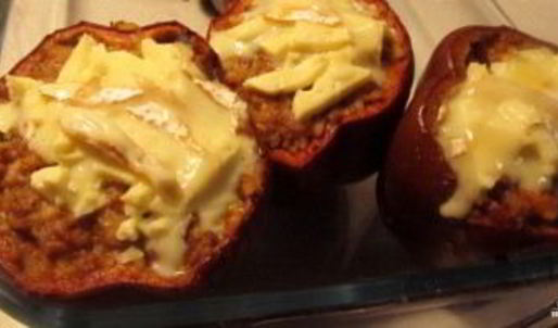 перец, фаршированный мясом и рисом, в духовке