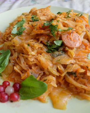 Тушеная капуста с сосисками в мультиварке