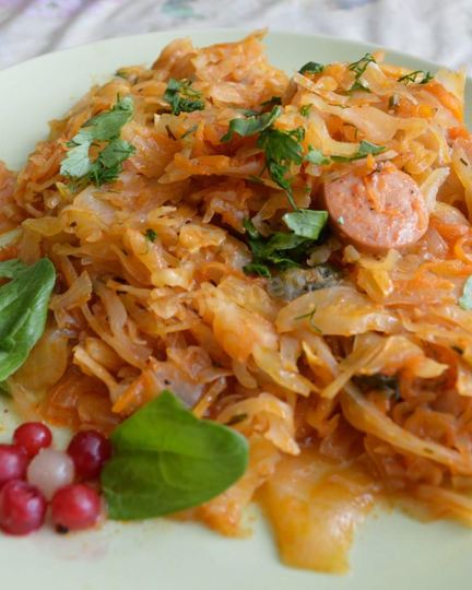 Рецепт тушеной капусты с сосисками в мультиварке
