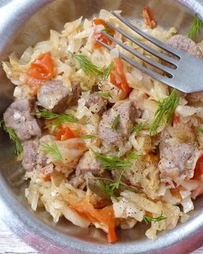 Тушеная капуста с утиным мясом и помидорами