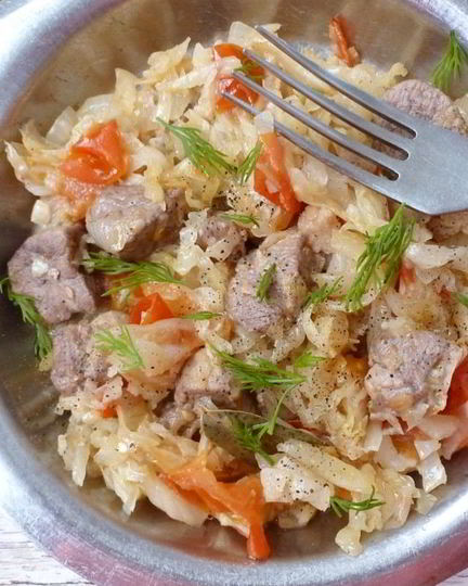 Рецепт тушеной капусты с утиным мясом и помидорами