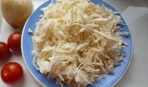 тушеная капуста с утиным мясом и помидорами