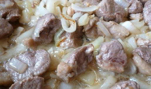 тушеная капуста с утиным мясом и помидорами