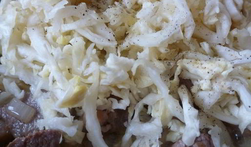 тушеная капуста с утиным мясом и помидорами