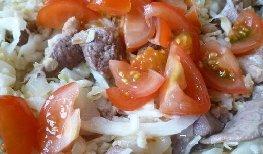 тушеная капуста с утиным мясом и помидорами