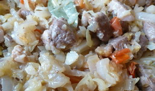 тушеная капуста с утиным мясом и помидорами