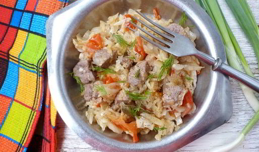 тушеная капуста с утиным мясом и помидорами